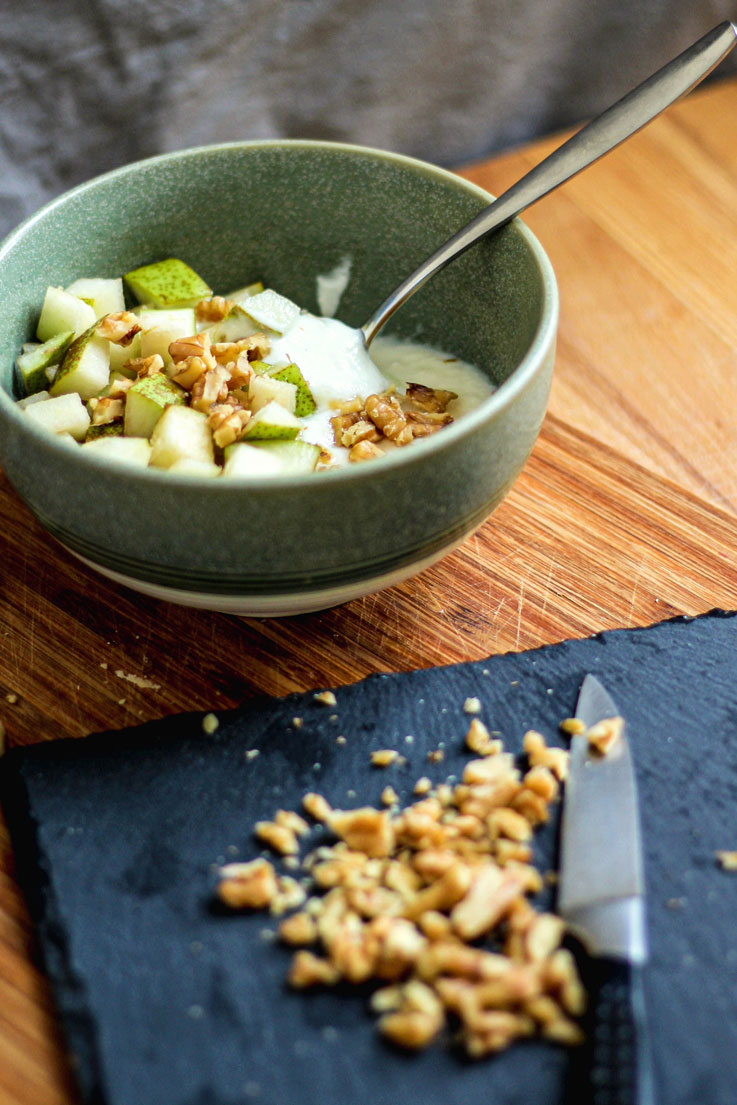 Pear yogurt topped with walnuts (recipe pear yogurt topped with walnuts)