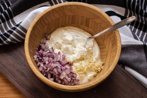 Yogurt and herb dip (recipe yogurt and herb dip step 2)