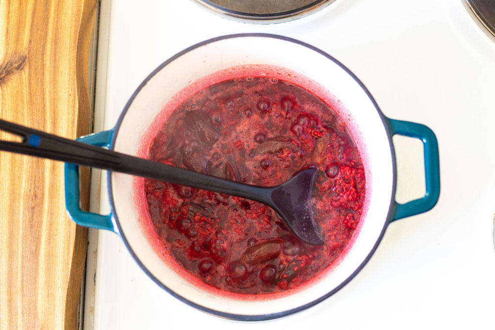 Chia and raspberry spread Chia and raspberry spread (recipe chia and raspberry spread step 1)