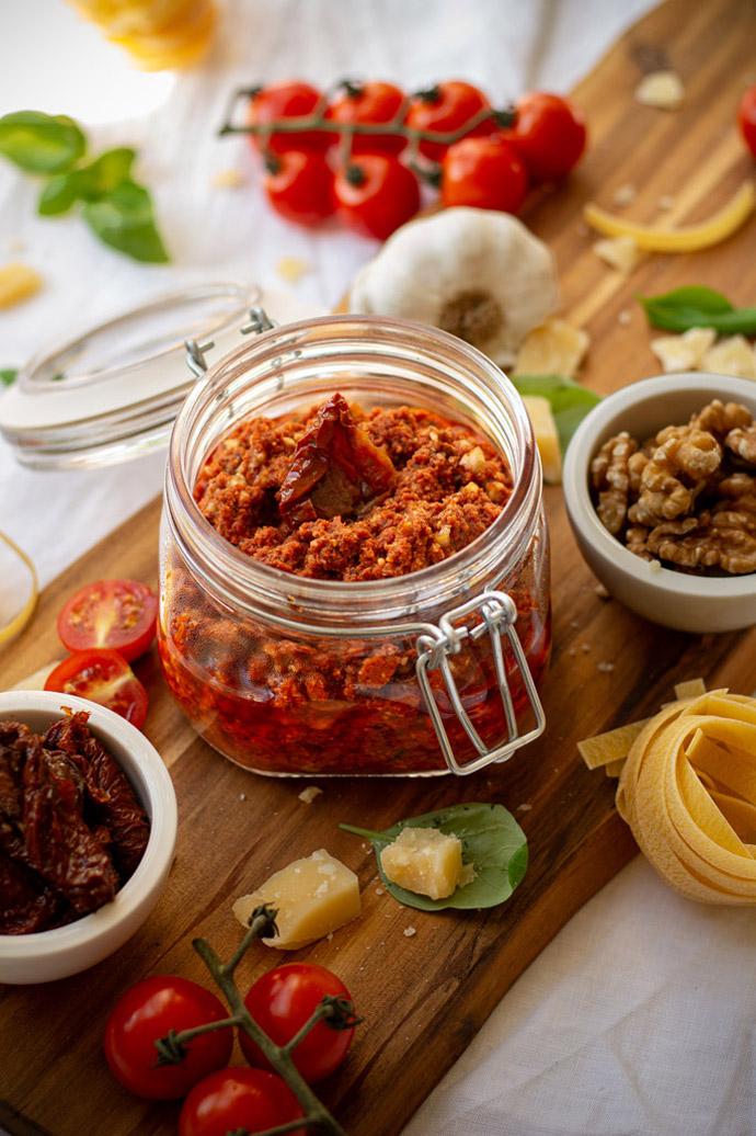 Pesto-Rosso-with-walnuts_front