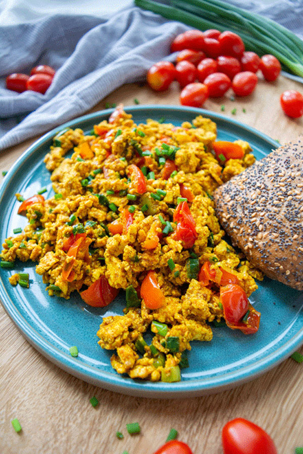 Vegan scrambled eggs front